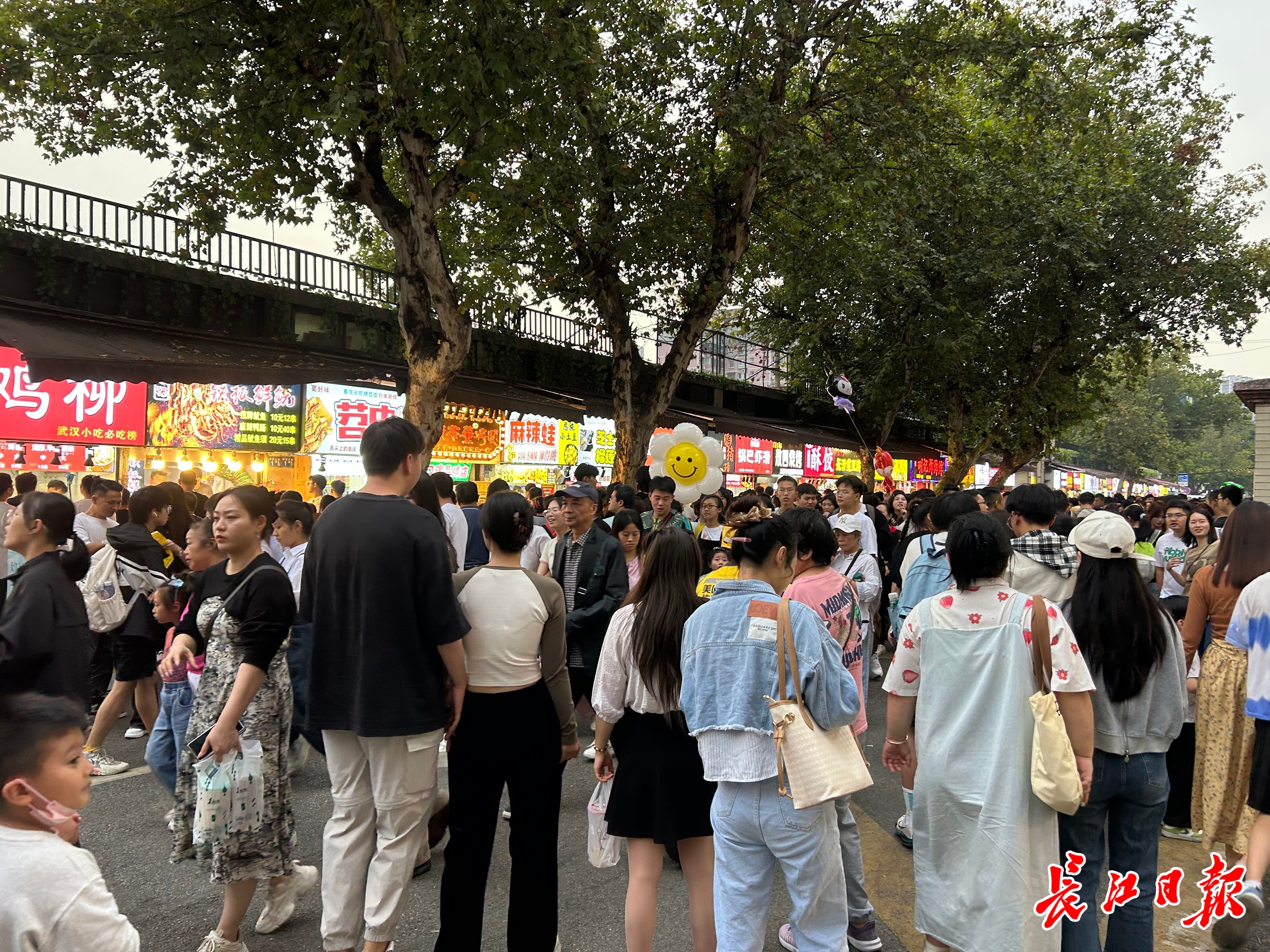 国庆假期期间,水塔街人潮如织。见习记者李伊珏 摄