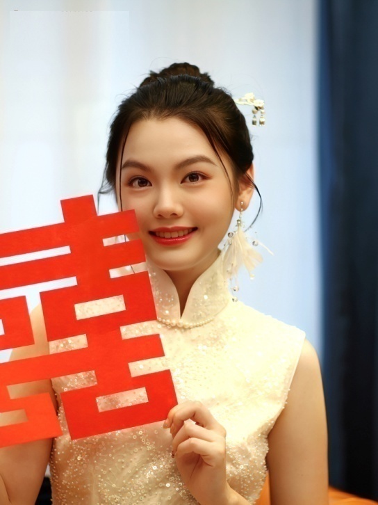 演员吴甜甜与南京荣萍旗袍携手受聘形象大使弘扬旗袍文化