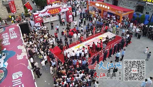 数千人吃蛋糕！抚州制作巨型蛋糕开云体育 开云平台为祖国庆生 长加宽共74米