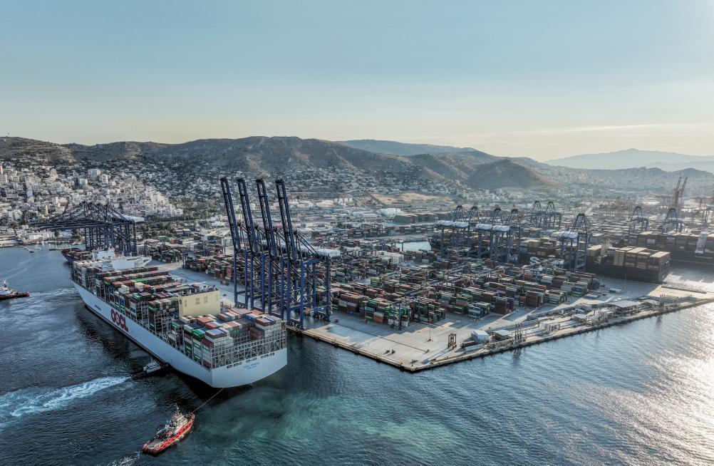 7月10日，“东方比雷埃夫斯”号大型集装箱船抵达希腊最大港口比雷埃夫斯。 新华社发