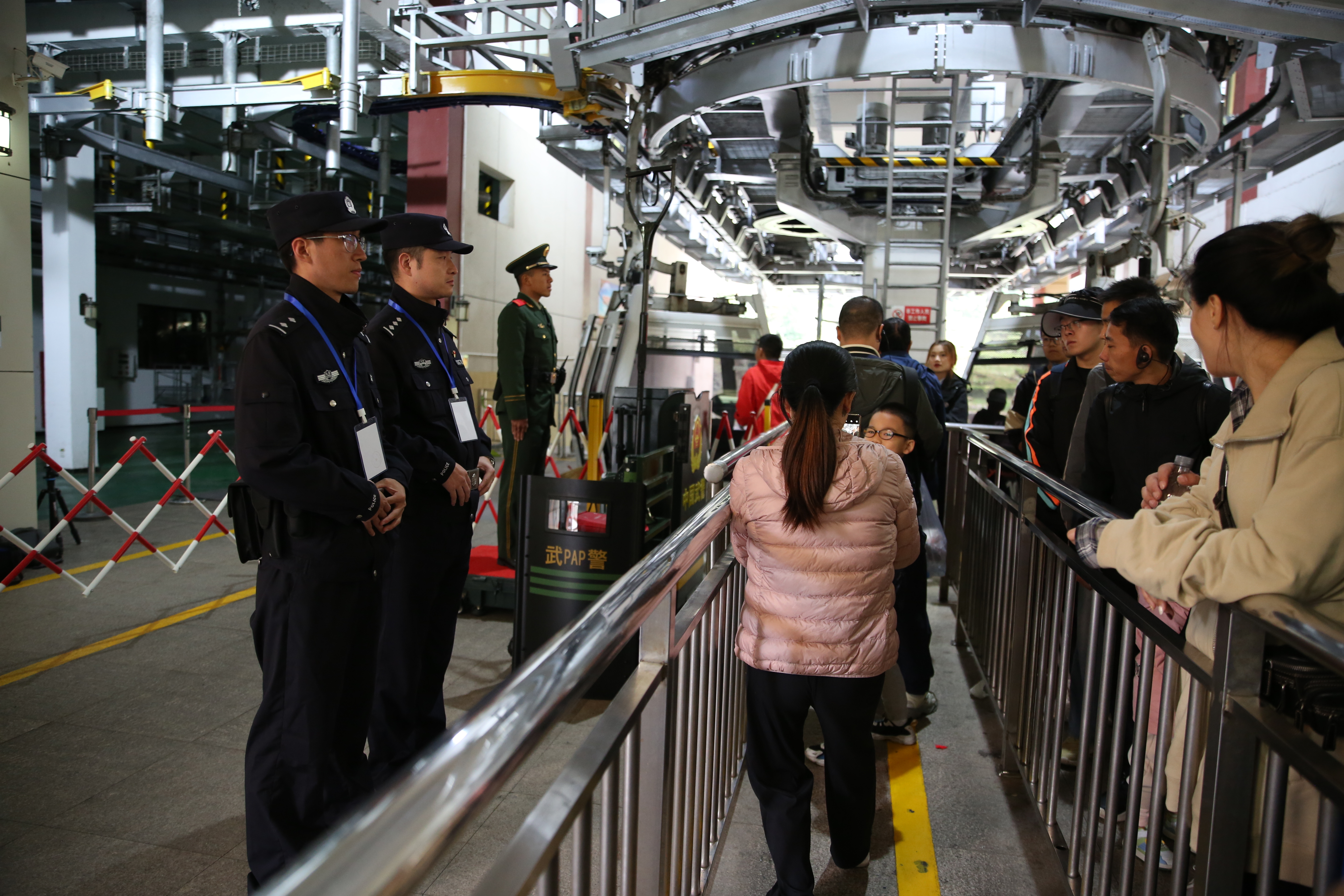 华山景区：民警、武警坚守岗位 全力为游客保驾护航