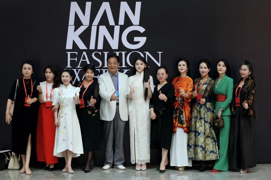 演员吴甜甜与南京荣萍旗袍携手受聘形象大使弘扬旗袍文化