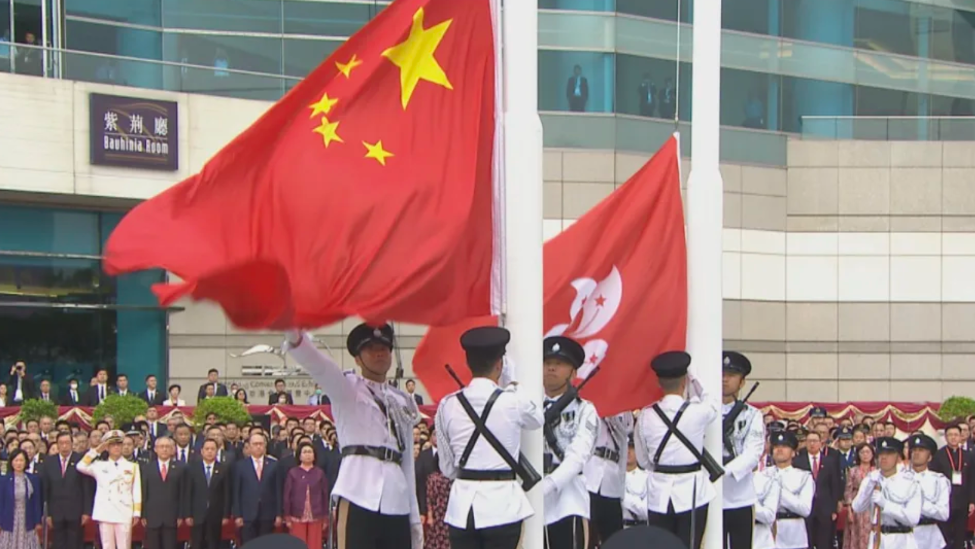 香港特区政府、中联办、外交部驻港公署、驻港国安公署，升旗！