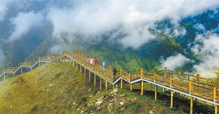 位于迭部县与岷县交界处的铁尺梁云雾缭绕，美若仙境，吸引游客驻足观赏、拍照留念。新甘肃&middot;甘肃日报通讯员　胡卫东