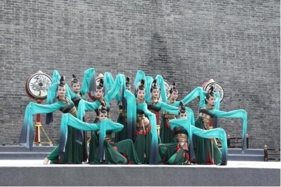 图为西门瓮城中的舞蹈表演。 吴西檬 摄