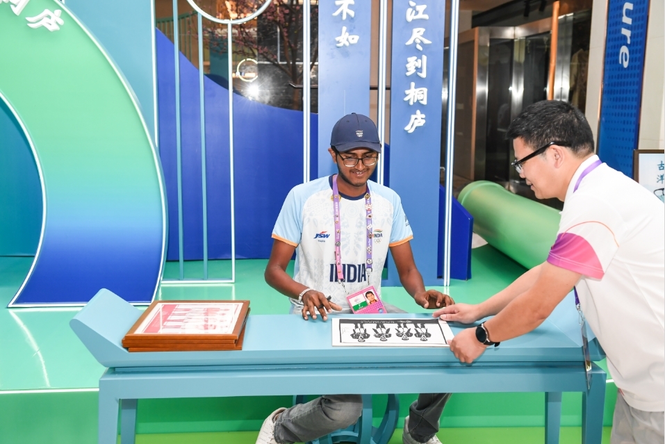 桐庐亚运分村为马术冠军运动员送惊喜