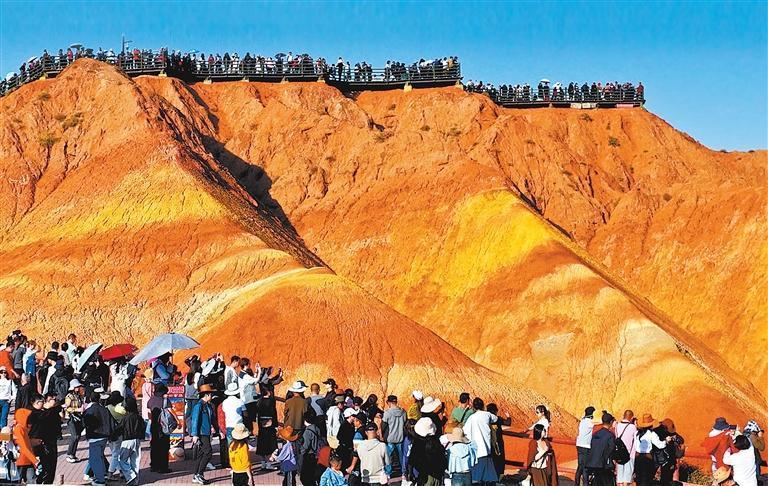 假日期间，张掖七彩丹霞景区内人头攒动，游客尽情欣赏独特的丹霞地貌，领略西北壮美景色。新甘肃&middot;甘肃日报通讯员　王将