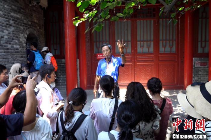 暖“心”闻:西安“导游爷爷”杨建 生动形象讲述历史故事凤凰网陕西_凤凰网