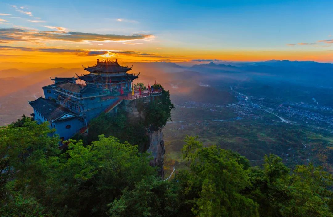 ▲ 神奇厚重的鸡峰山 摄影/吴庭栋