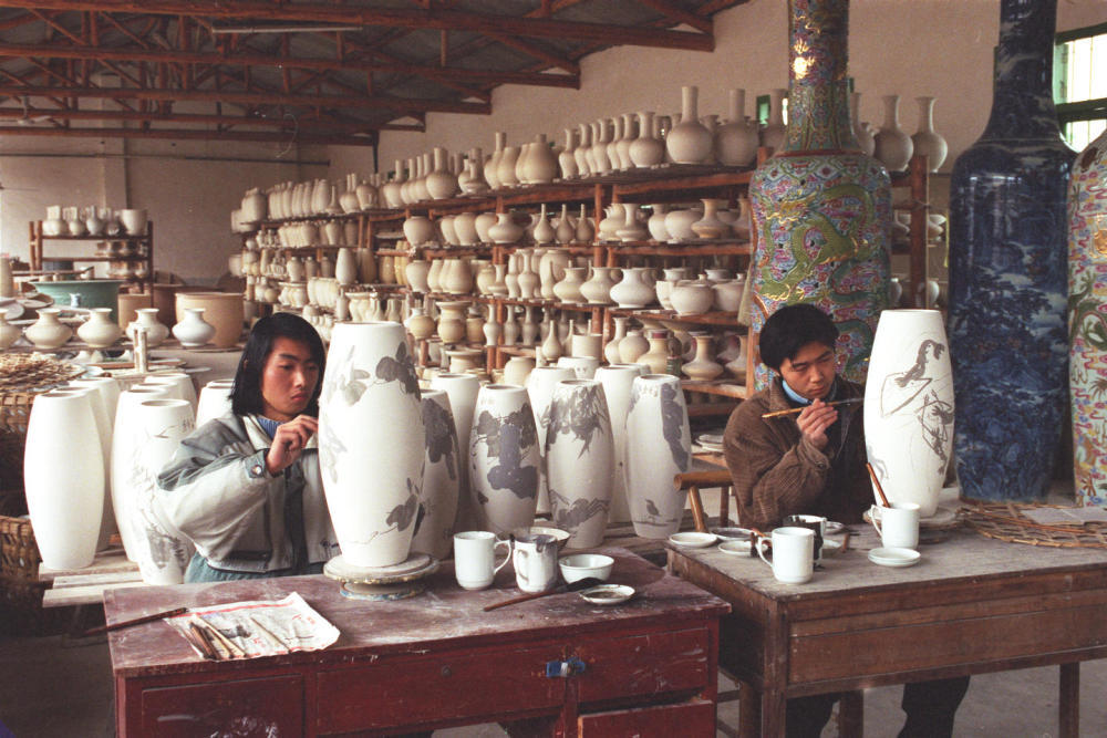 ↑ 1997年拍摄的景德镇一瓷厂内的彩绘车间一角。