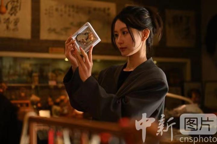 10月11日，甘肃省兰州市城关区文化馆非遗研学基地阮氏刻葫芦传习所内，参观者挑选兰州刻葫芦文创产品。