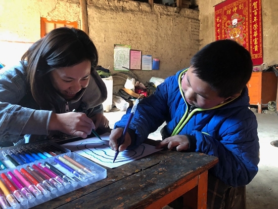 陕西妇源汇工作人员在做家访，陪孩子画画。
