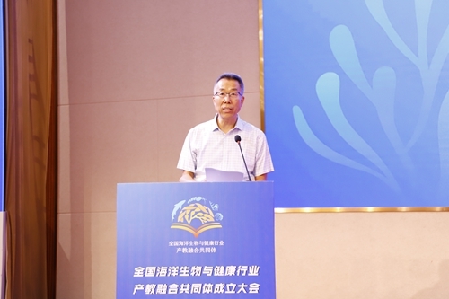 共同体秘书长张继军主持大会成立仪式