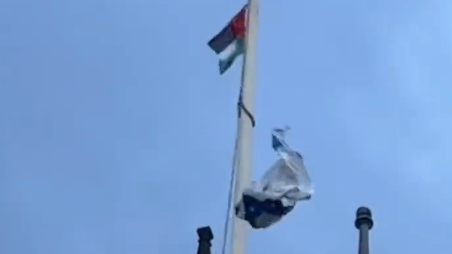 升起巴勒斯坦国旗英国一男子爬上市政厅楼顶换掉以色列国旗并扔下楼