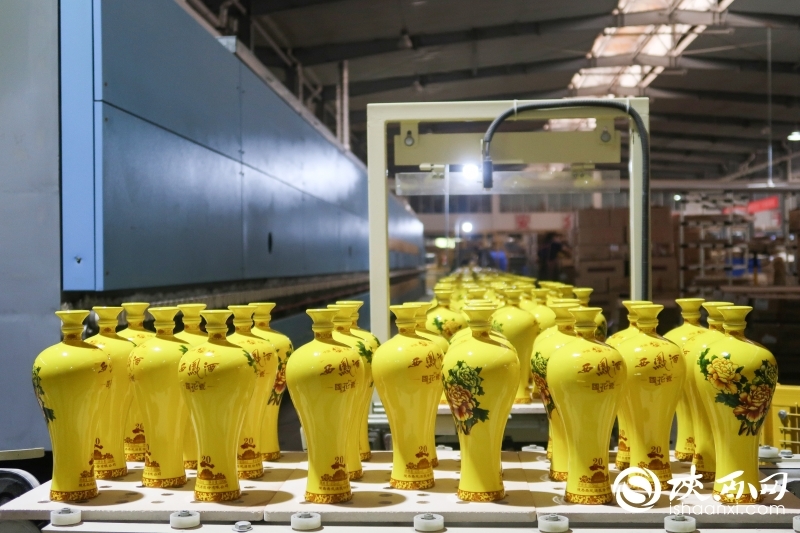 在火凤凰生产车间,一条条陶瓷酒瓶生产线上,经过塑形,上釉,贴花,烧制