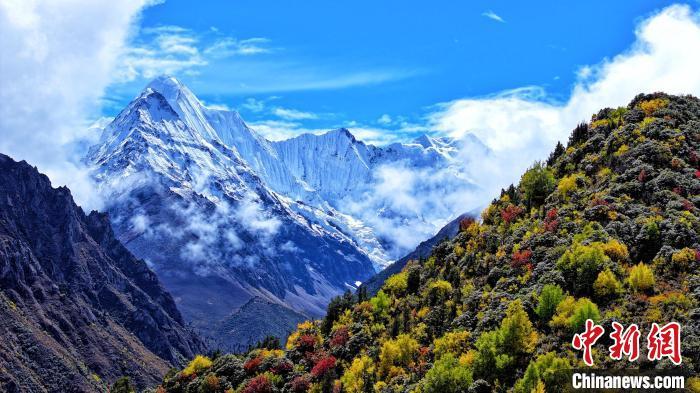 图为西藏那曲市嘉黎县多彩秋景。索朗摄