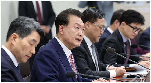 图为10日，韩国总统尹锡悦（左二）出席国务会议发言  图源：韩媒