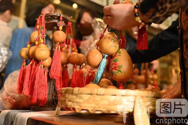 10月11日，甘肃省兰州市城关区文化馆非遗研学基地阮氏刻葫芦传习所内，游人挑选各式兰州刻葫芦。