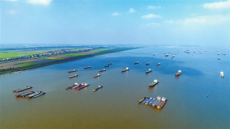 近日,长江航道湖口段航运一派繁忙.