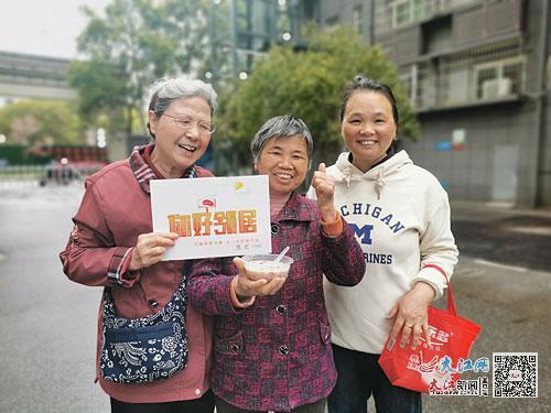 三家店街道社工站为老人送上爱心粥。江西日报全媒体记者陈璋摄