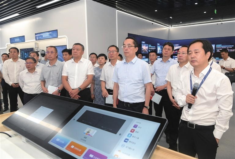 图为临汾市党政代表团在新华三杭州创新体验中心听取有关情况介绍（临汾日报记者 苏亚兵 摄）