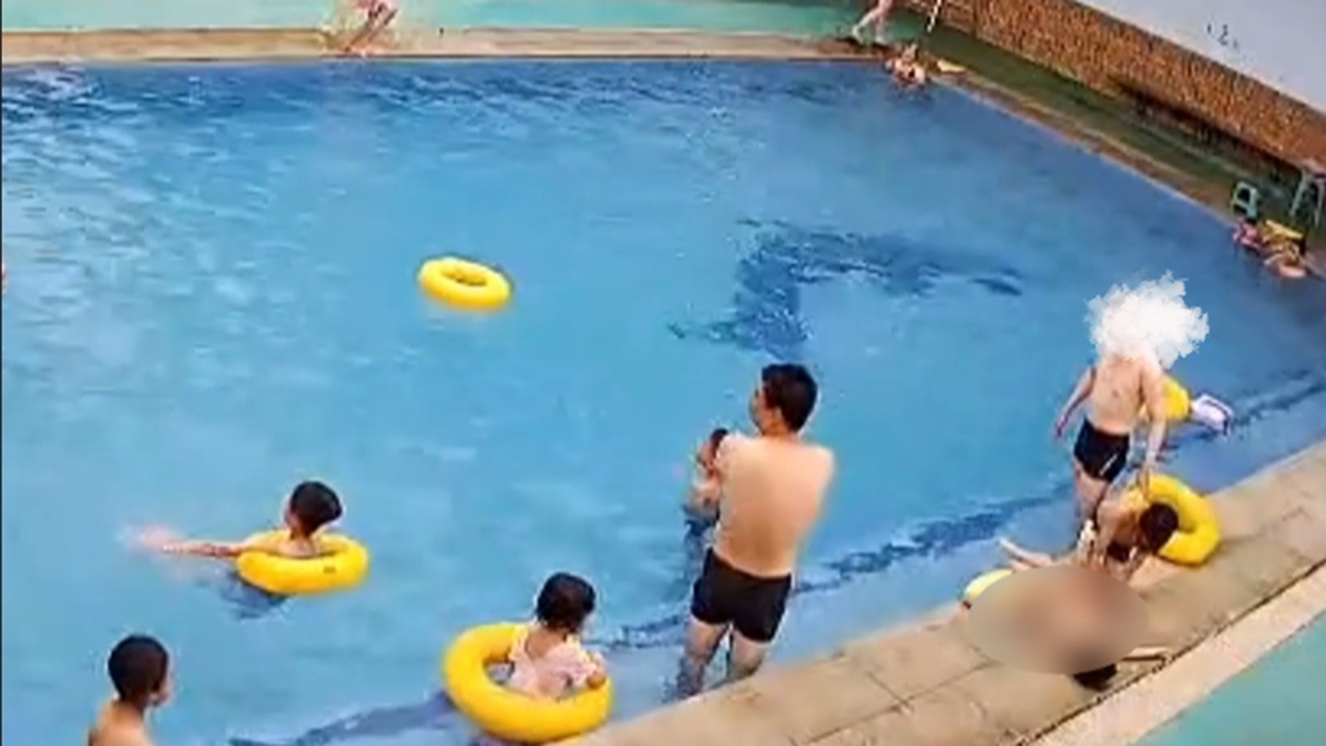 网传一男孩在游泳池溺亡，从出现挣扎到被扶上岸，长达10分钟无人救援