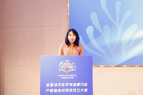 中国营养学会副秘书长钟凤致辞