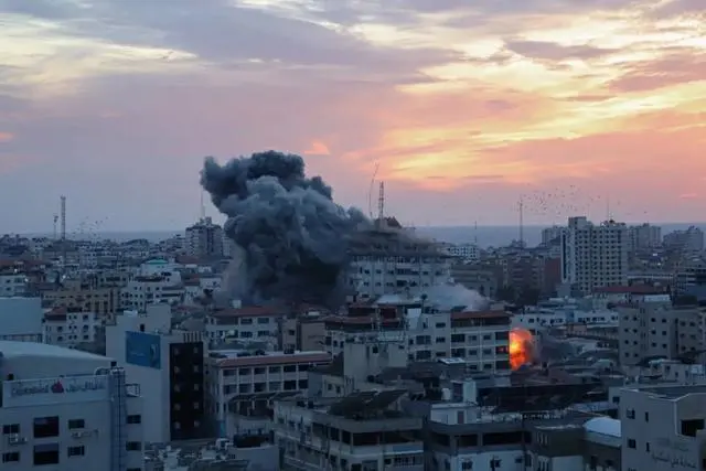 这是10月7日在加沙城拍摄的以色列军队空袭地面建筑造成的浓烟。图源：新华社