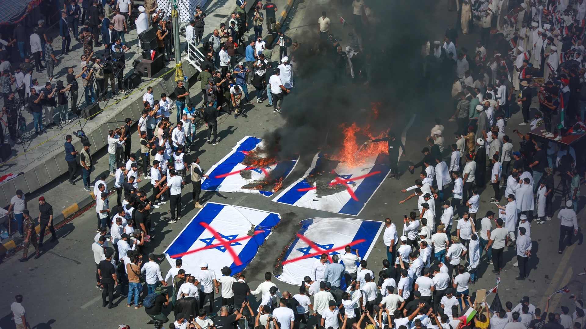 伊拉克上万人街头声援巴勒斯坦,高呼反美口号,焚烧以色列国旗_凤凰网