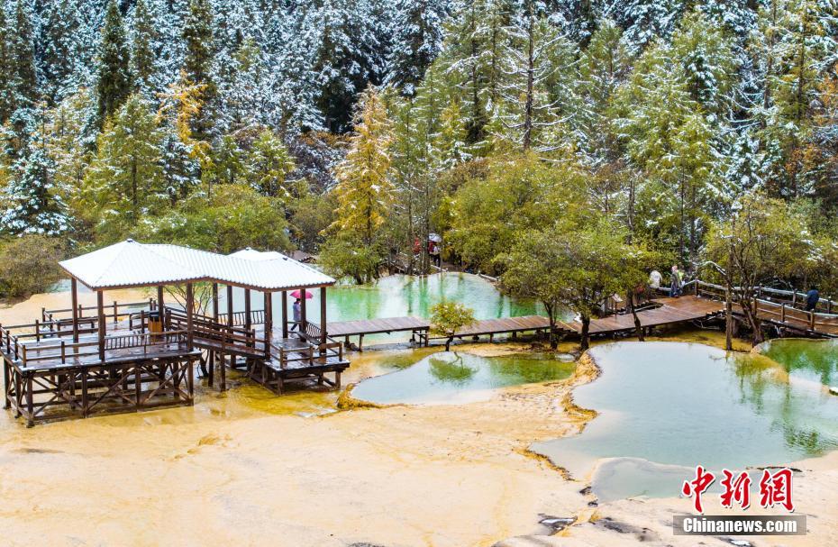 四川黄龙雪后美景如画