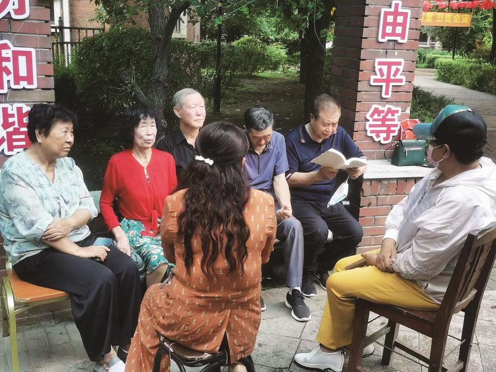 丽景家园小区光荣在党50年老党员宣讲党的二十大精神。 (资料图片）