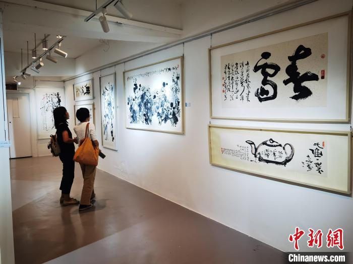 香港书画名家岑文涛诗词楹联书画作品展《香江情思》10月6日在香港开幕。图为观众观展。主办方供图