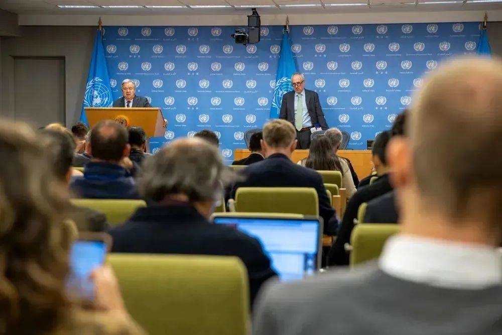 10月9日，在位于纽约的联合国总部，联合国秘书长古特雷斯（后左）在记者会上就巴以局势发表谈话 图：新华社