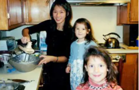 年幼时的露露（中）、索菲亚（前）和妈妈（图片来自《纽约邮报》）