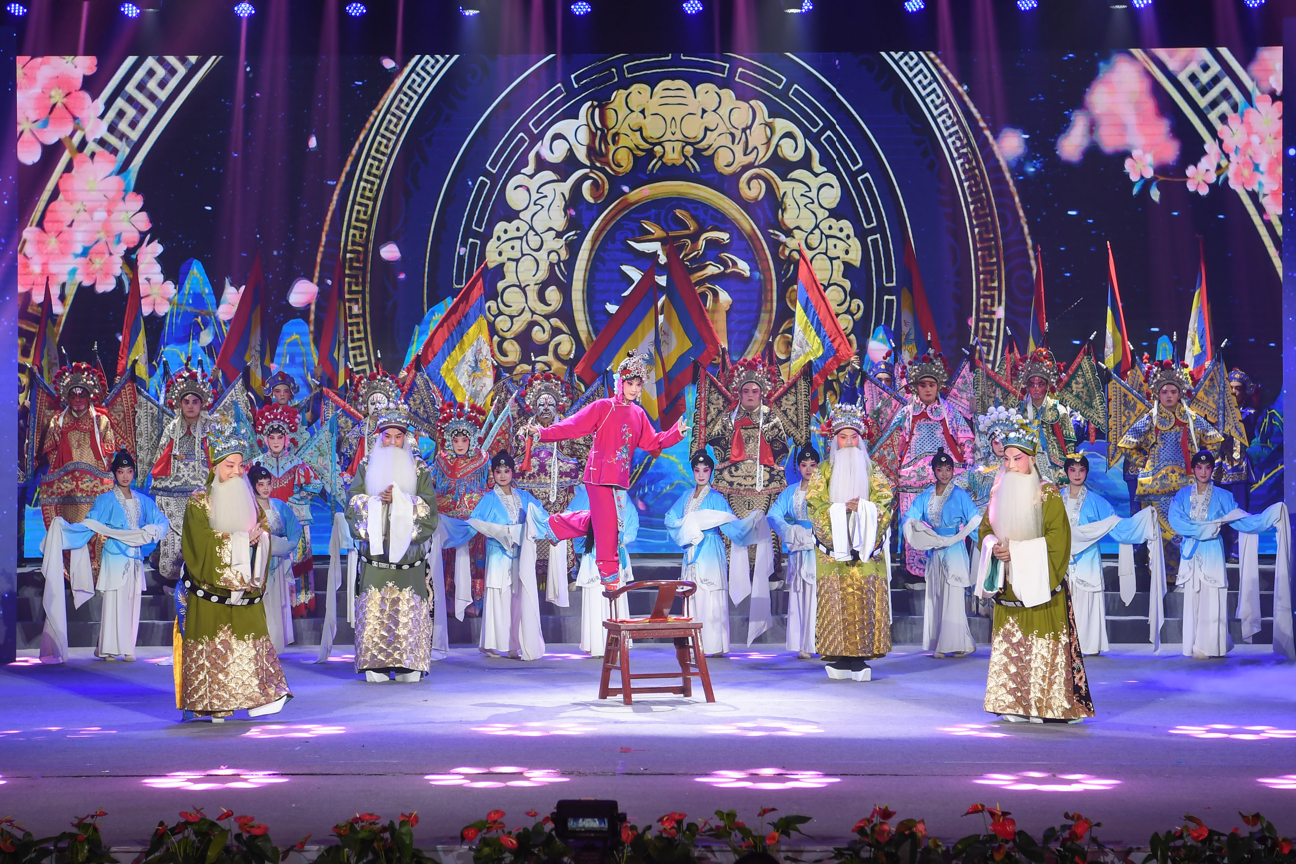 在临汾75朵"小梅花"共同演艺的戏歌《中国源头风光》中拉开帷幕,蒲剧