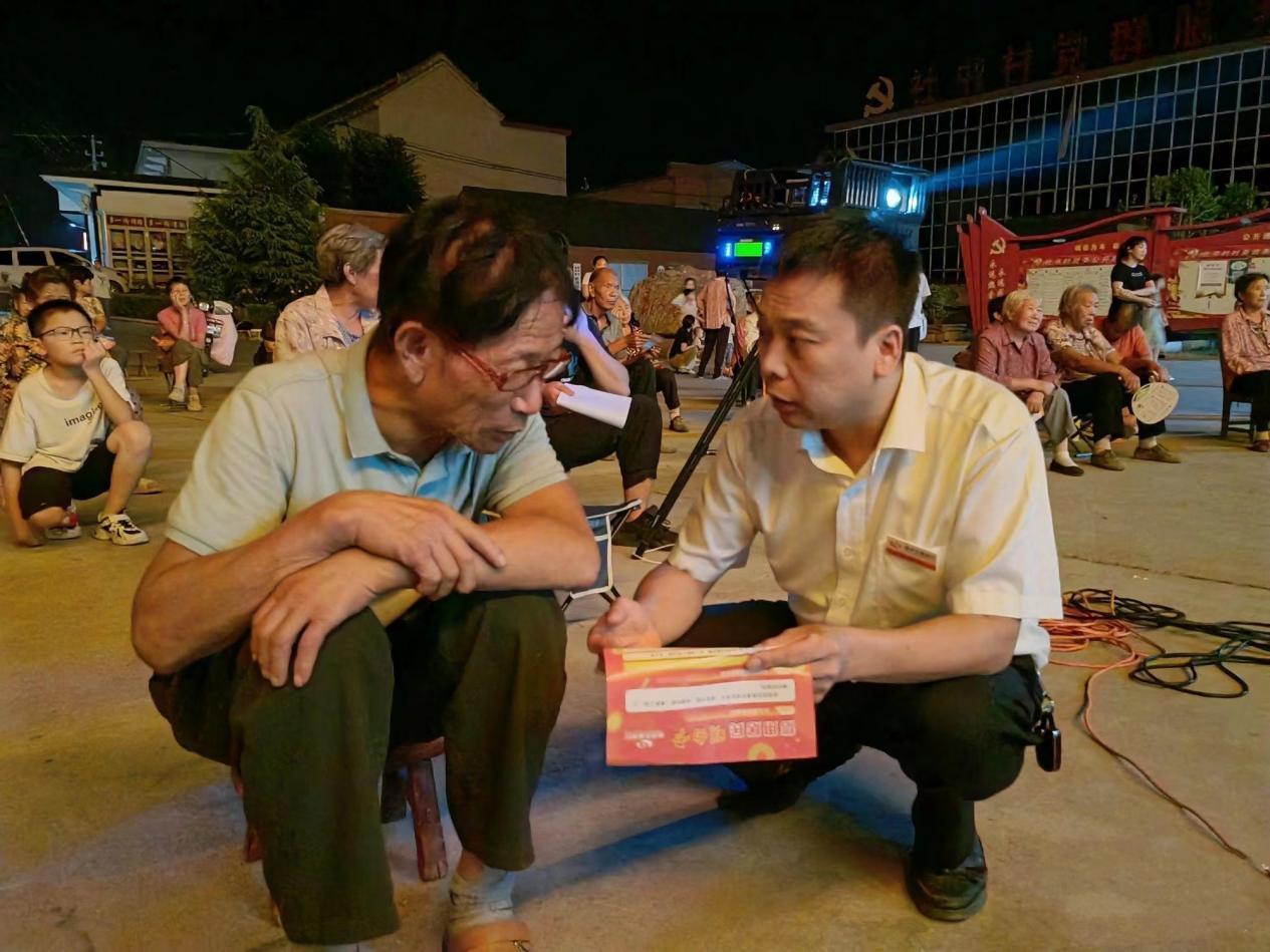 林州农商银行工作人员向群众宣传金融常识。武天旗摄