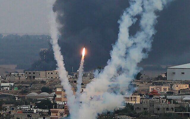 哈马斯武装人员向以色列发射火箭弹  图源：外媒