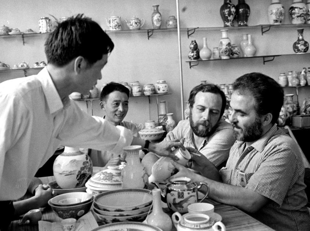 ↑ 在1978年的广交会上，意大利客商在洽谈选购景德镇瓷器。