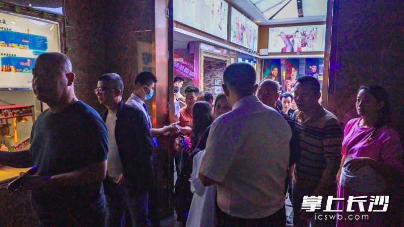 长沙作为网红城市，娱乐服务业发达，来歌厅休闲的市民络绎不绝。