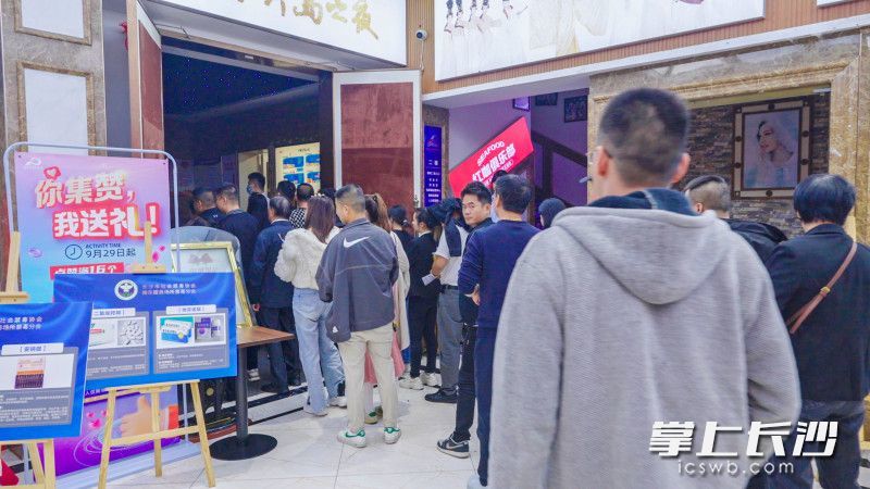 市民排队进歌厅休闲。长沙的娱乐服务业发达，夜晚的歌厅生意火爆。
