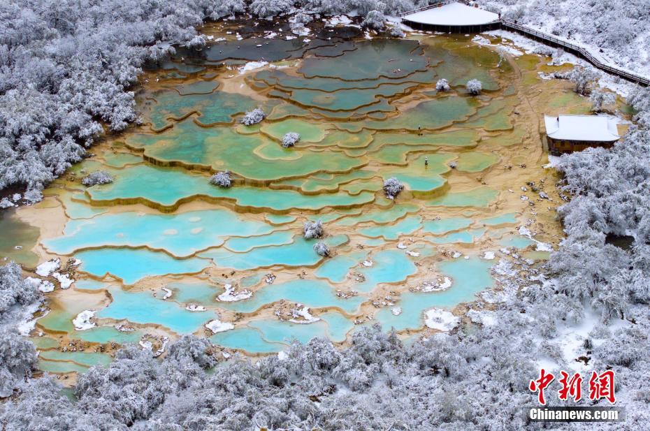 四川黄龙雪后美景如画