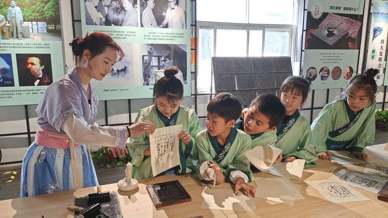 带领学生在四大发明体验馆开展“沉浸式”学习