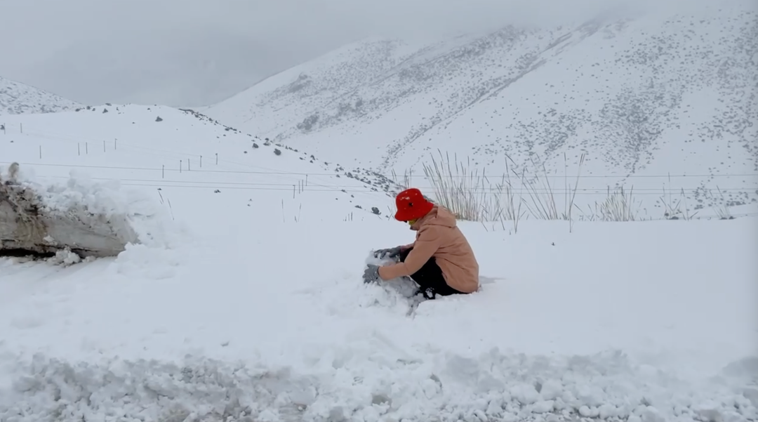 △雪山上堆雪人，別有一番趣味