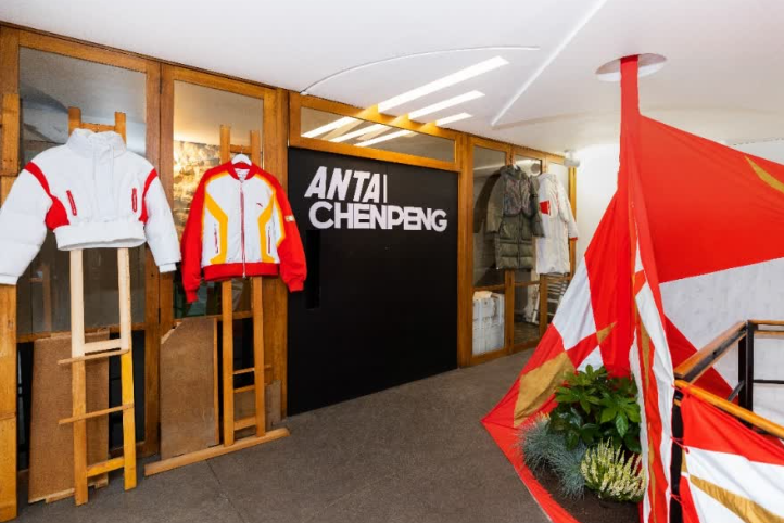 ANTA|CHENPENG联名系列 重塑冠军龙服经典设计元素 创新羽龙服 释放年轻态度