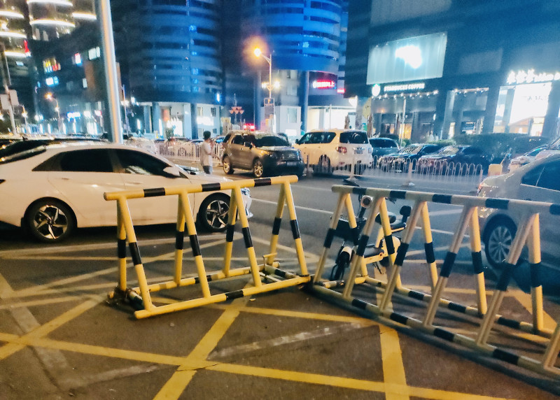 增设U型栏杆前,栅栏侧面的链条锁常被破坏,敞口被乱停的私家车和流动摊担钻了空子。