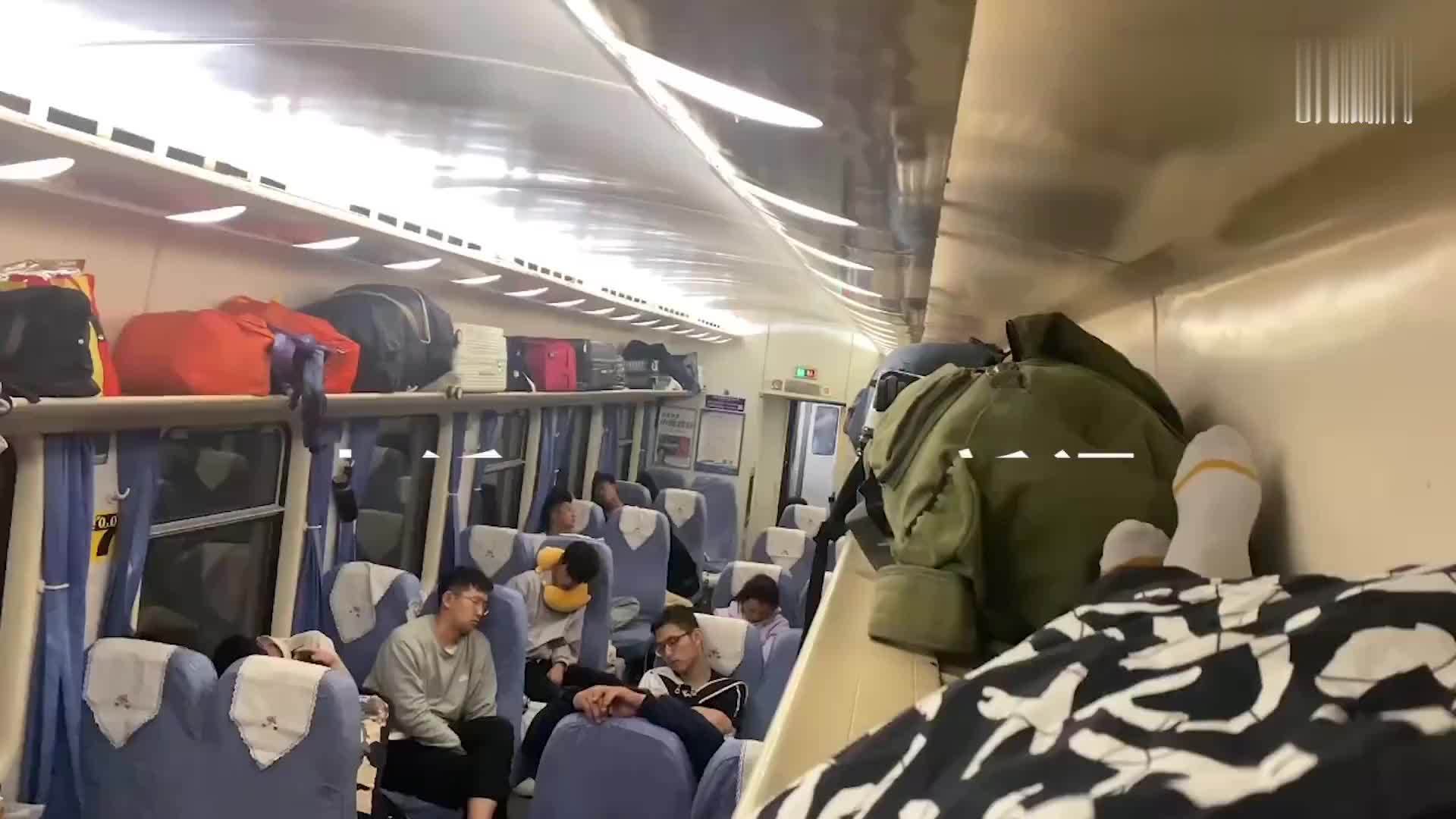 实拍, 元旦放假首日坐火车硬座的人们, 睡觉的样子让人心酸|火车|硬座|实拍_新浪网