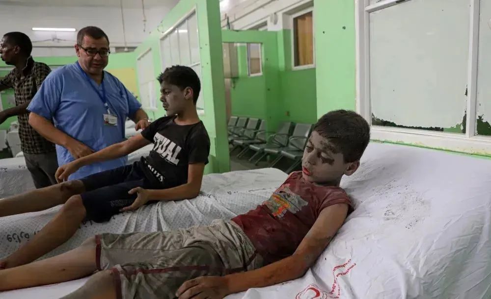 10月9日，以色列空袭中受伤的儿童在加沙城的一家医院接受治疗 图：新华社