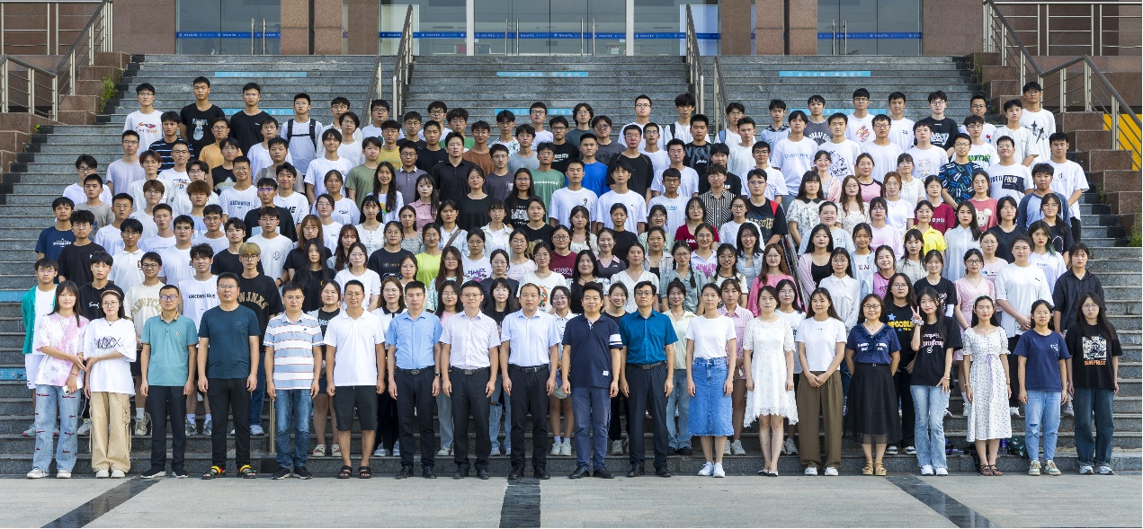 2023年全国大学生数学建模竞赛河南工程学院参赛师生合影