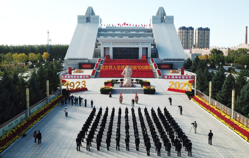 大庆油田举行纪念铁人王进喜诞辰100周年活动　新华社记者　王建威　摄