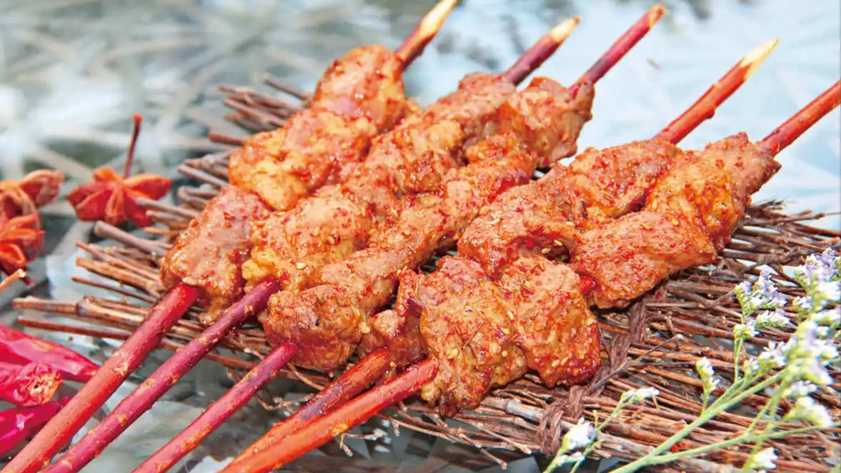 红柳烤肉，新疆人的待客首选，炭火肉香裹挟着红柳树汁激发出独特香味